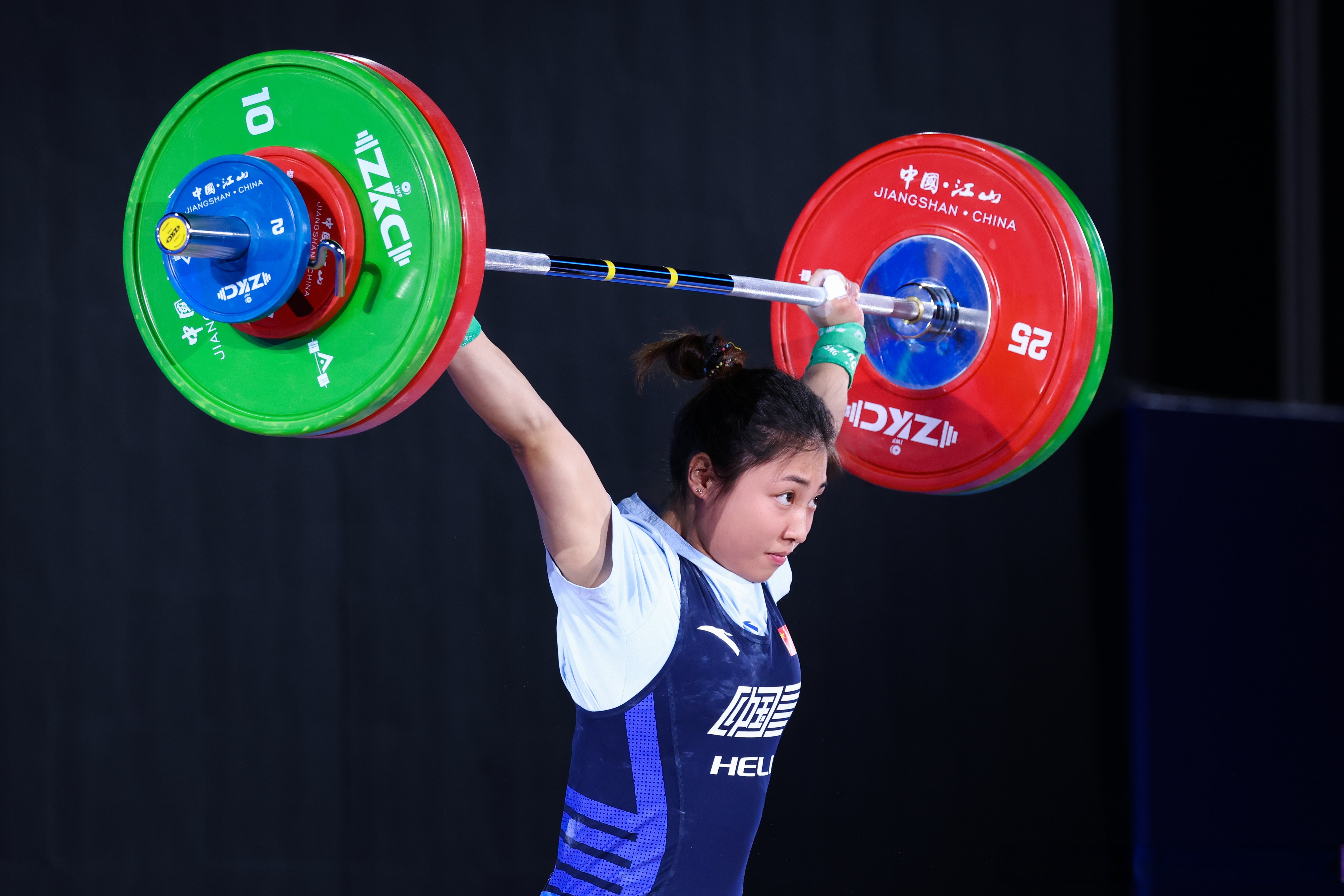 举重冠军发挥失常，失去冠军资格