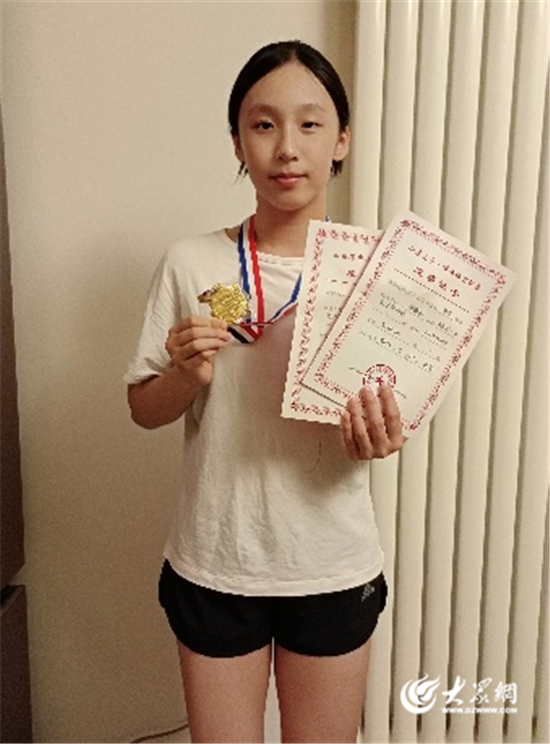 游泳女选手实现突破，喜获第一名