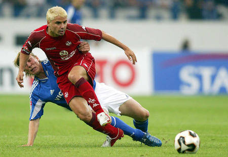 凯泽斯劳滕客场不敌斯图加特，遭遇背水一战