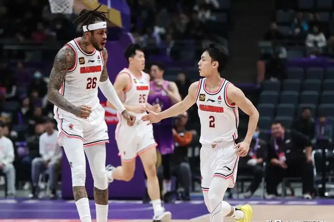 广州队逆转九连胜，取得历史性胜利