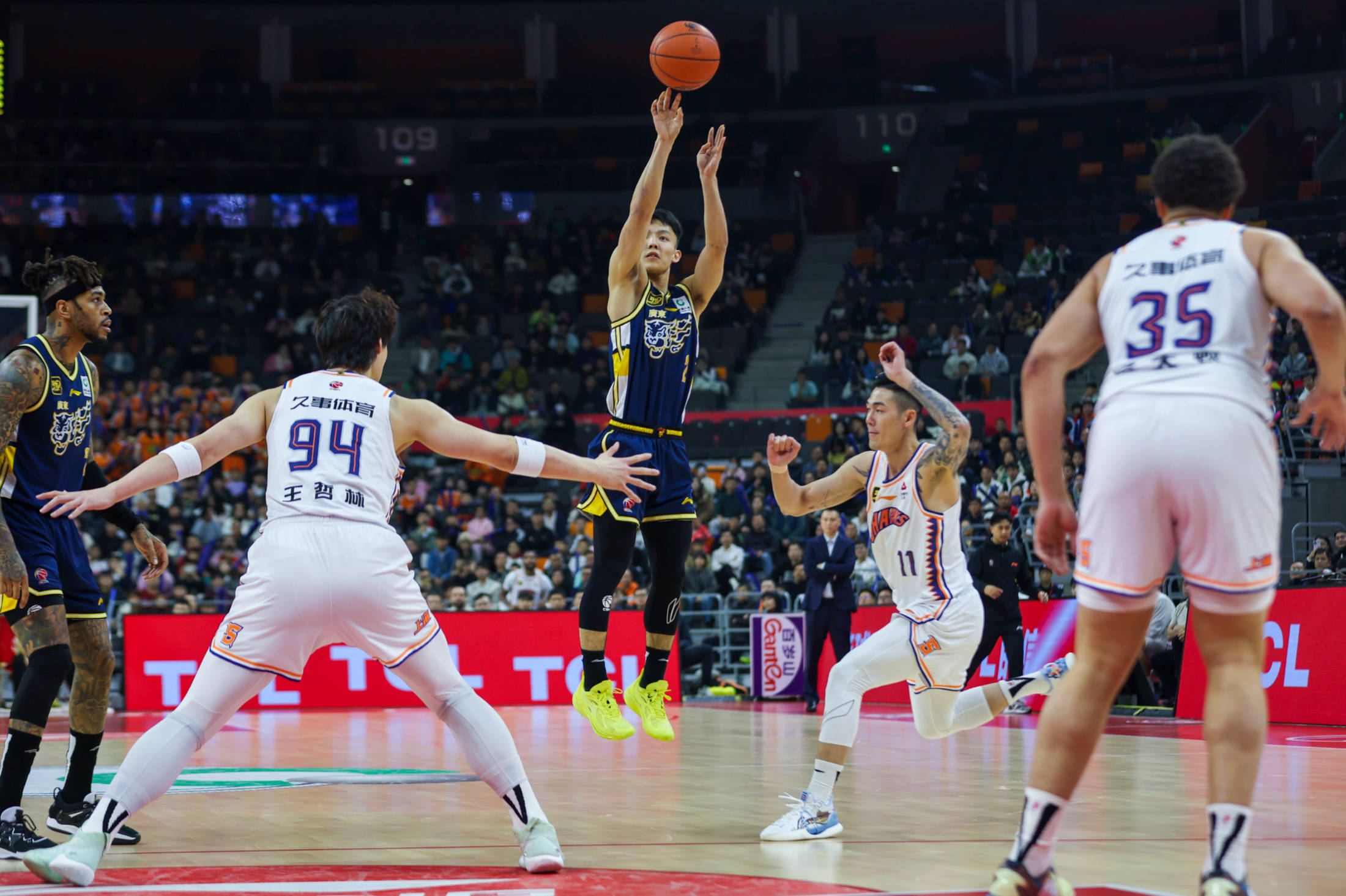 开云体育app-包含赛场上球员们发挥出色，帮助球队击败对手获得胜利的词条