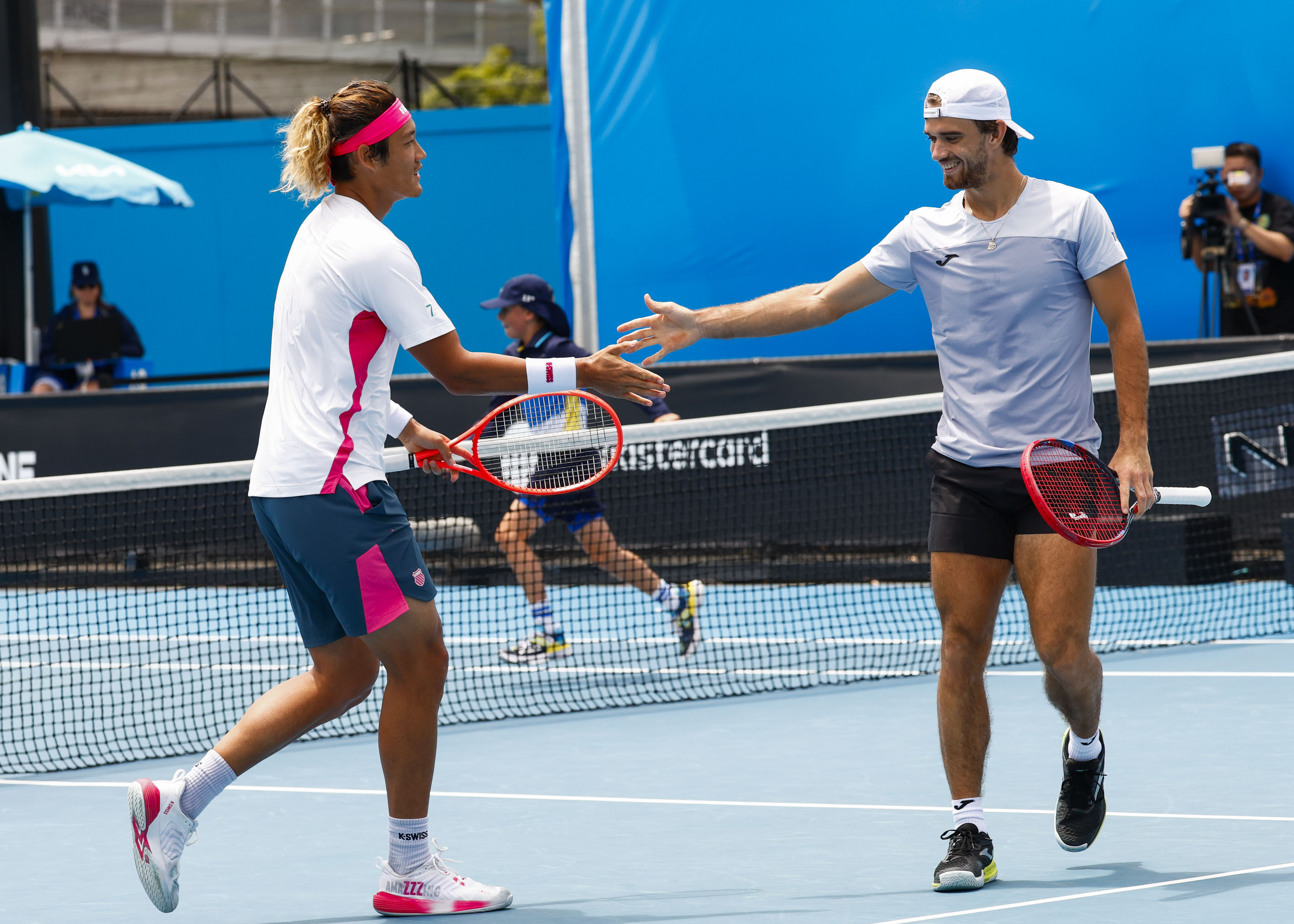 包含赛场上球员们发挥出色，帮助球队击败对手获得胜利的词条