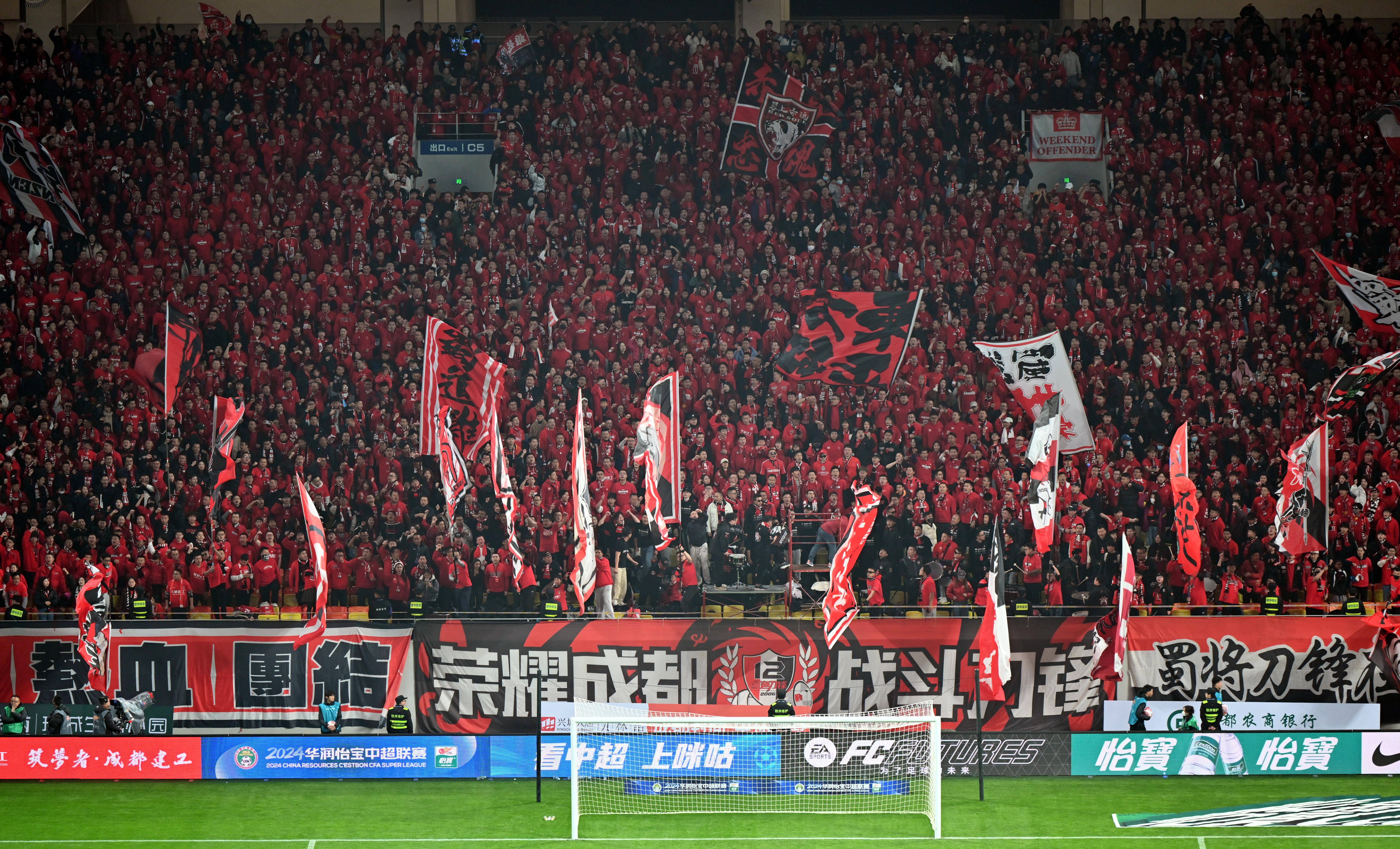 关于足球场上的热门赛事备受关注，球迷翘首以待的信息