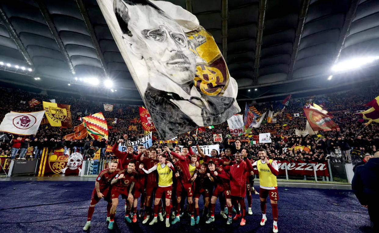 包含慕尼黑红队将帅庆祝获胜，球员们不负众望奋勇拼搏的词条