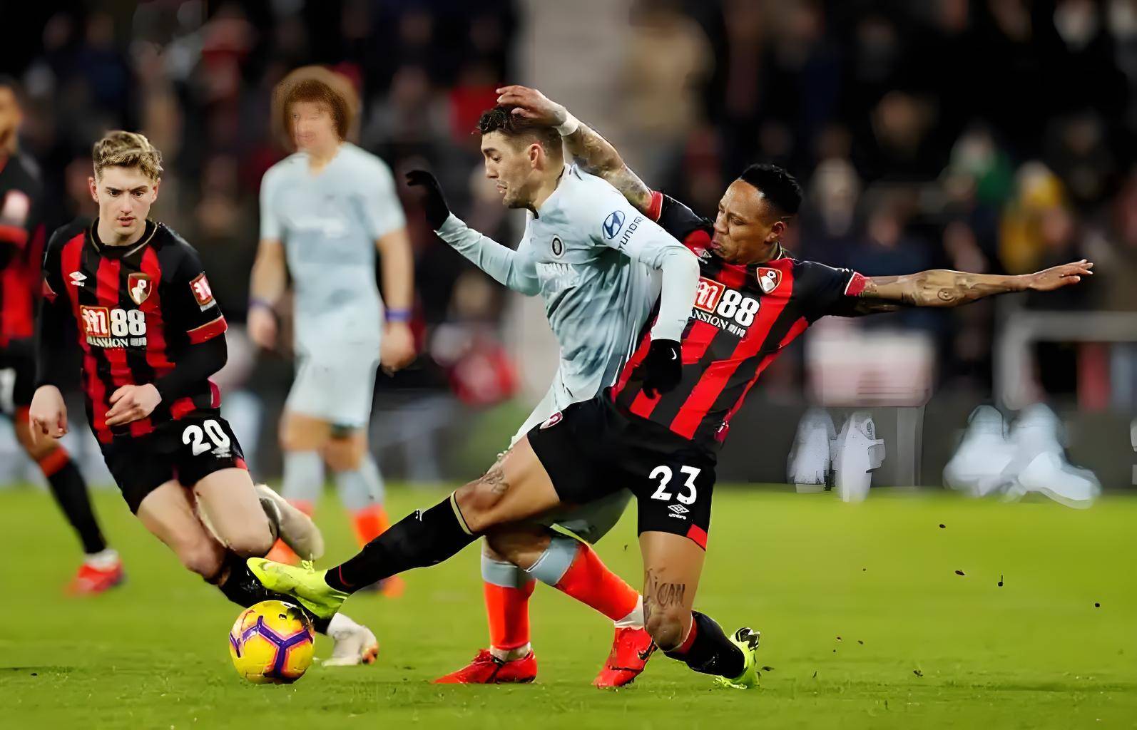 狼队客场逆转获胜，锋线连环进攻