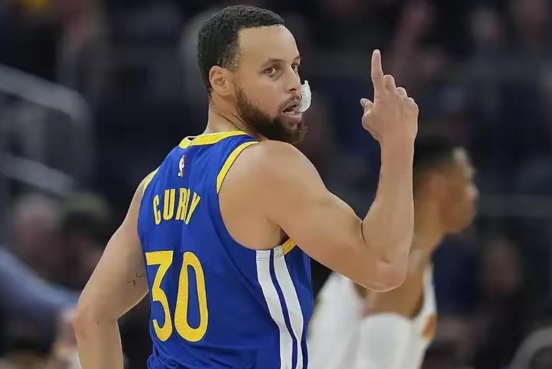 勇士主场轻松取胜夺得两连胜 勇士主场轻松取胜夺得两连胜