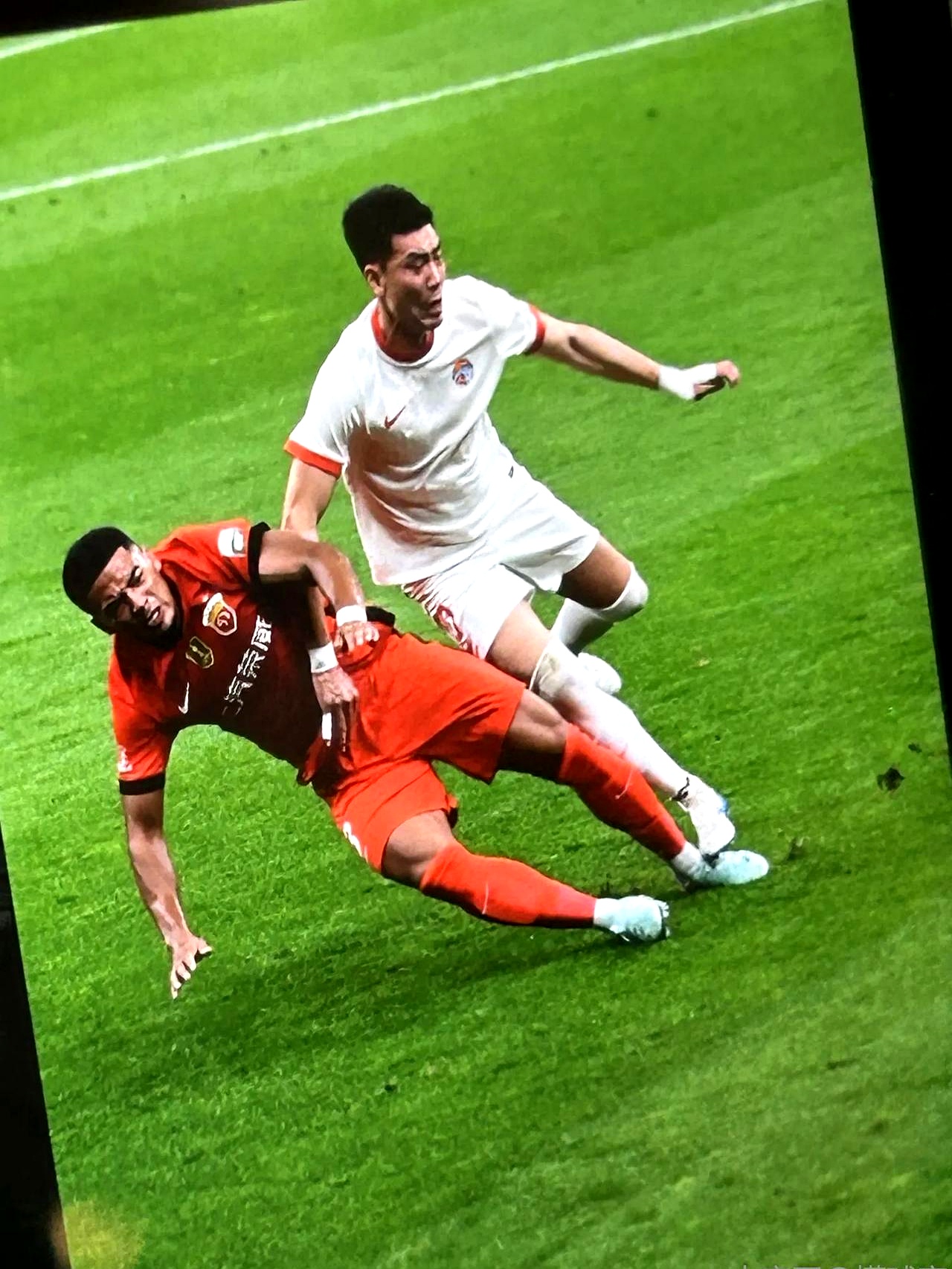 足球场上的搏击之战愈发激烈 足球场上的搏击之战愈发激烈